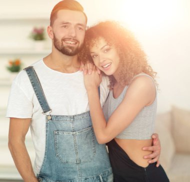 Yeni bir evde duran mutlu genç insanlar