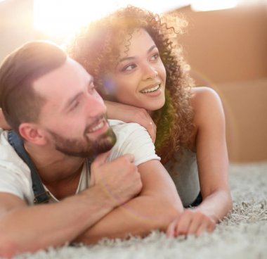 Mutlu çift arka plan bulanık halıya yatan