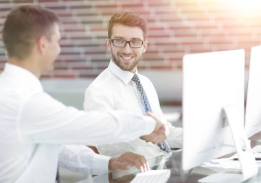 Resepsiyon çalışanları karşılıklı