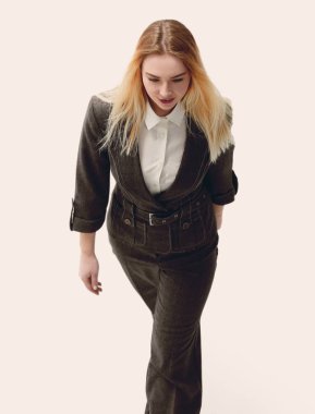 ileri yürüyüş top.young iş kadını göster