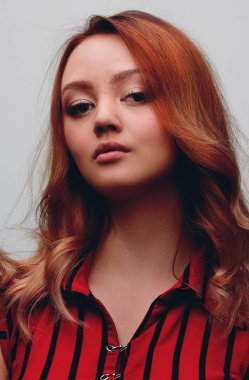 Sarışın kıvırcık saç modeli ve kırmızı dudaklar ile