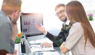 mali çizelgeleri tartışırken iş takım