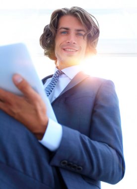 portre .businessman tablet üzerinde çalışan.