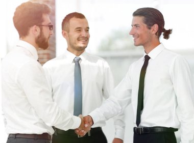 dost el sıkışma meslektaşları bir toplantıda