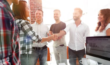 modern ofis iş el sıkışma