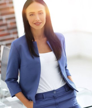 Başarılı işkadını ofisinde ayakta portresi.