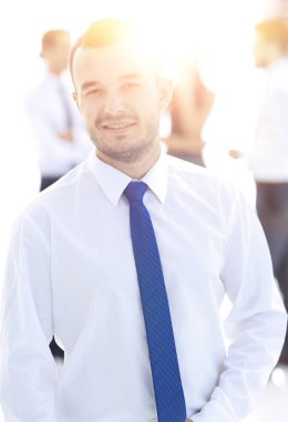 arka plan bulanık üzerinde başarılı işadamı portresi