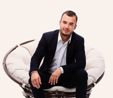 genç işadamı rahat bir sandalyede oturuyor