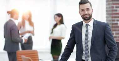 işadamı arka planda çalışma alanı