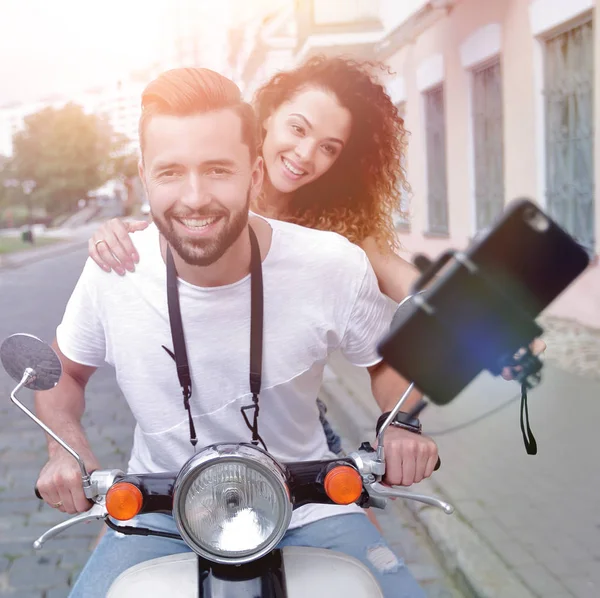 Pareja feliz viajando en motocicleta. Concepto de viaje — Foto de Stock