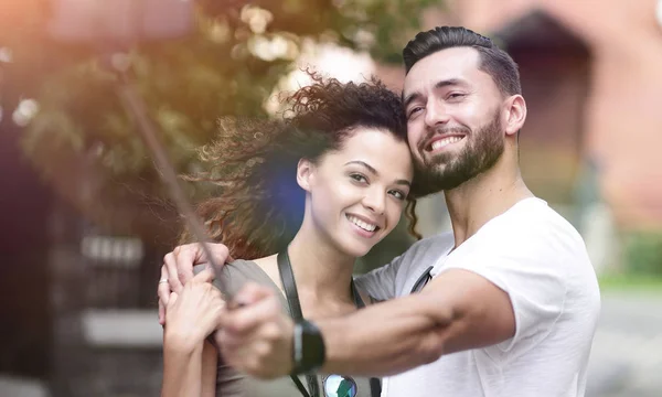 Feliz casal viajante fazendo selfie, humor romântico . — Fotografia de Stock