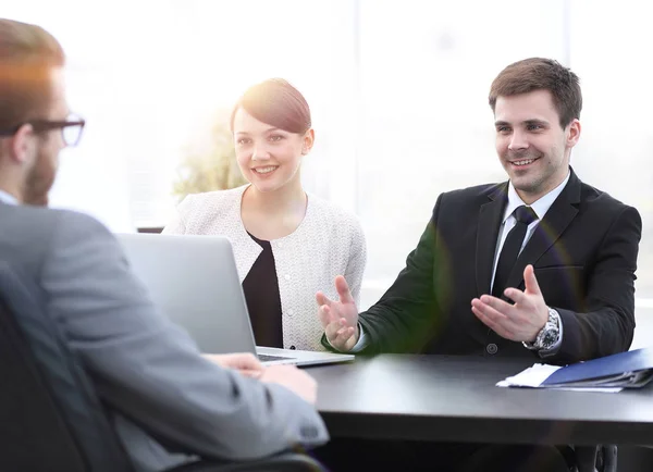 Les employés communiquent avec le client au bureau — Photo