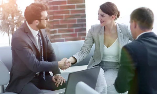 Business handshake donne con il cliente — Foto Stock