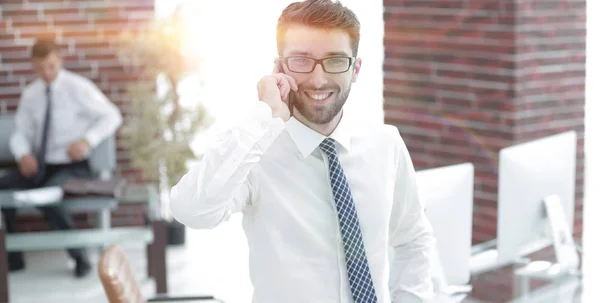 Ügyvéd tájékoztatja az ügyfelet a telefon — Stock Fotó