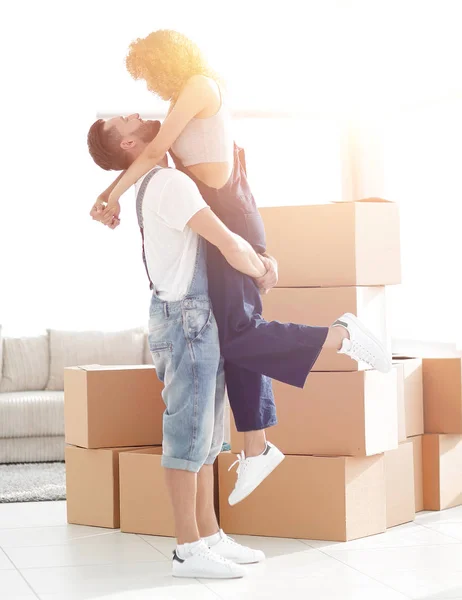 Portrait d'un couple heureux déménageant dans une nouvelle maison — Photo