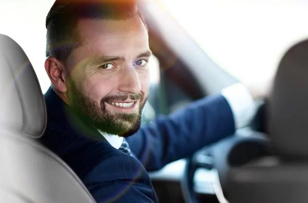 Primo piano di un uomo d'affari seduto al volante di un'auto — Foto Stock