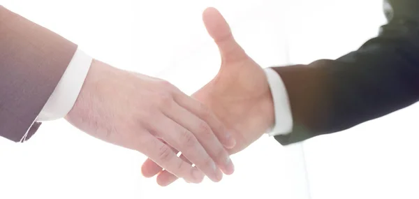 Zwei Geschäftsleute geben sich die Hand — Stockfoto