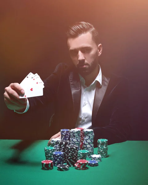 Щасливий гравець в покер виграє і тримає пару асів — стокове фото