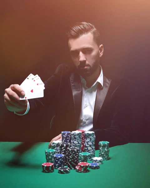 Šťastný hráč pokeru vyhrává a drží pár es — Stock fotografie