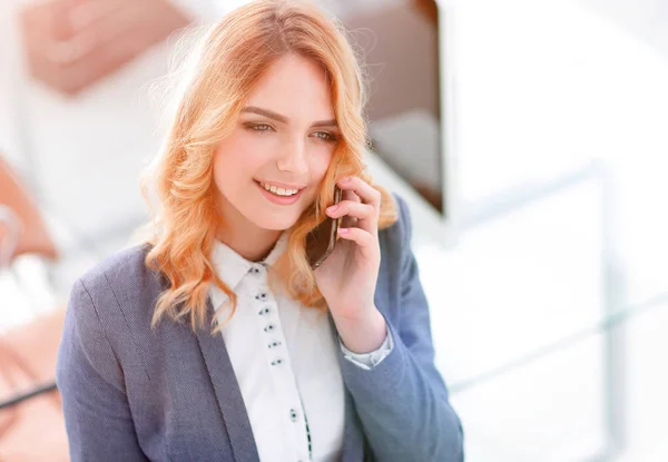 Close seup.young employee talking on the phone — стоковое фото