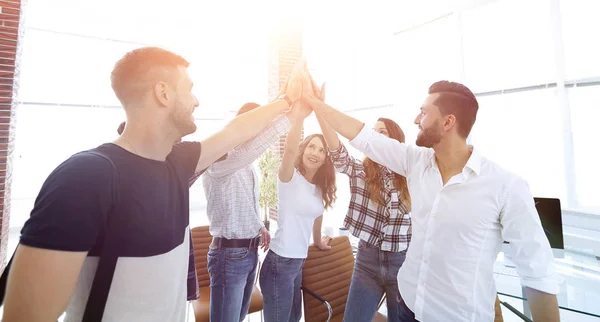 Equipe criativa dando uns aos outros um alto cinco — Fotografia de Stock