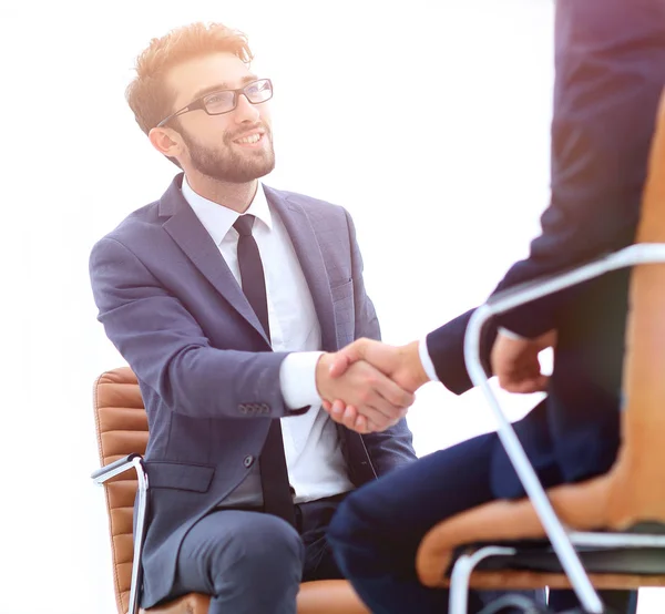 Dos compañeros de trabajo enfocados sentados juntos en una oficina moderna — Foto de Stock