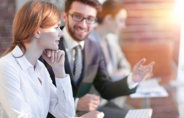 iş arkadaşları iş sorunları tartışıyor.