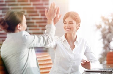 İş ekibinin üyeleri birbirlerine beşlik çakıyor..