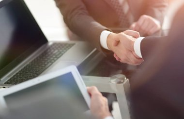 İş ortaklarının güvenilir tokalaşması