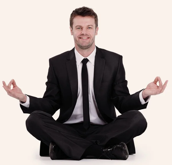 Homme d'affaires souriant se détend assis dans la position Lotus — Photo