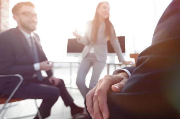 Imagem turva da equipe de negócios durante uma pausa . — Fotografia de Stock