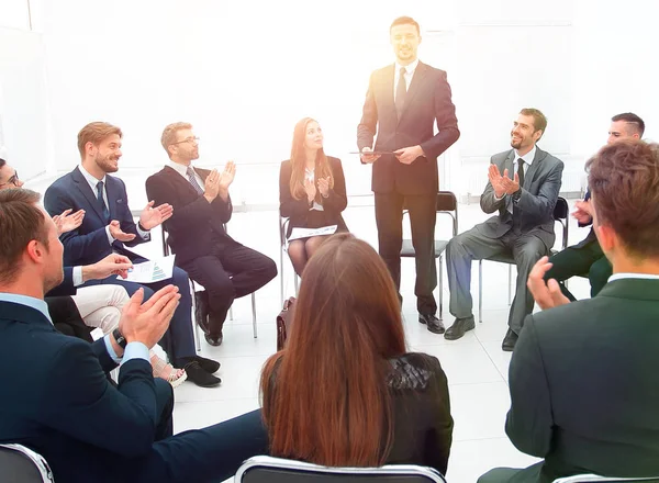 Coach leder sessionen med affärsteamet. — Stockfoto