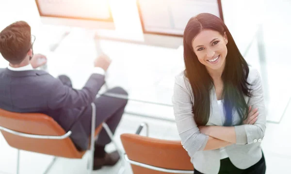 Mujer de negocios de éxito en el fondo de una placa de trabajo moderna — Foto de Stock