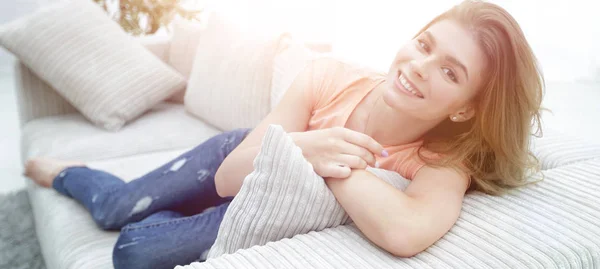 Junge Studentin entspannt sich zu Hause auf der Couch. — Stockfoto