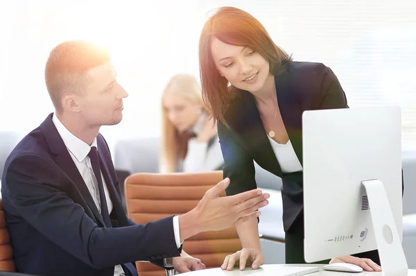 Empleados discutiendo temas de negocios en la oficina —  Fotos de Stock