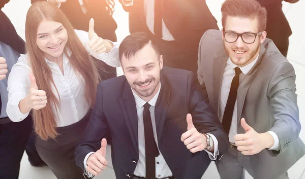 Equipe de negócios bem sucedida segurando um polegar para cima — Fotografia de Stock