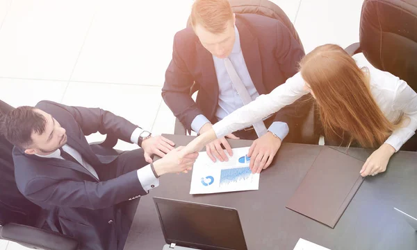 Pessoas de negócios aperto de mão após discussão do contrato — Fotografia de Stock