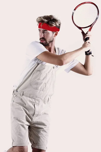 Jogador de tênis masculino com raquete em ação . — Fotografia de Stock