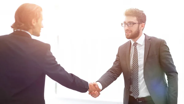 ビジネスパートナーの歓迎と握手 — ストック写真