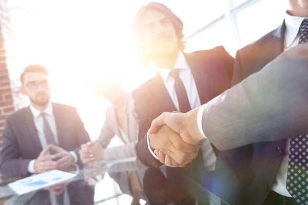 Immagine di sfondo della stretta di mano dei partner commerciali — Foto Stock