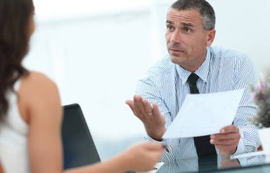 portre. Yöneticisi istemci ile sözleşmenin koşulları açıklar.