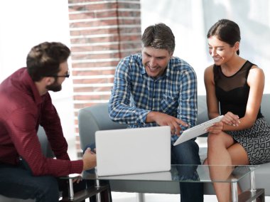 Ofiste teknolojisini kullanarak rahat iş takım