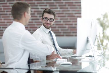 Resepsiyon çalışanları karşılıklı