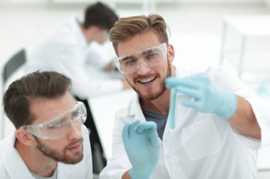 iki sıvı bir test tüpü içinde inceleyerek biyolog