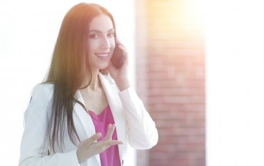 genç iş kadın smartphone üzerinde söz