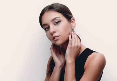 Yumuşak makyaj ile sevimli genç bir kadın portresi