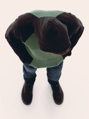 Yukarıdan görüntüleyin. Hipster aşağı bakıyor bir kukuleta ile ceket