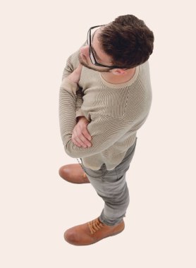 ciddi genç adam. Perspektif kavramı. Üstten Görünüm