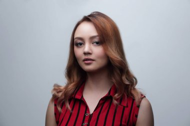 Sarışın kıvırcık saç modeli ve kırmızı dudaklar ile