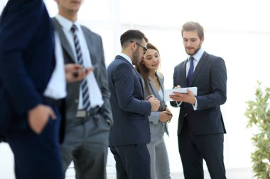 Ofiste konuşmayı mutlu iş adamı